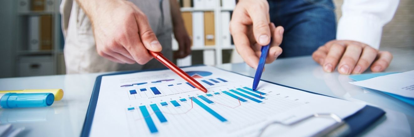 grafico con mani di persone che lo indicano