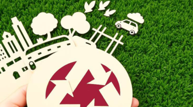 immagine con profili di grattacieli, alberi e macchine, con un prato verde sullo sfondo